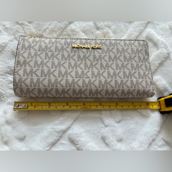 Michael Kors jet set travel large logo quarter zip vanilla wallet - Picture 6 of 6